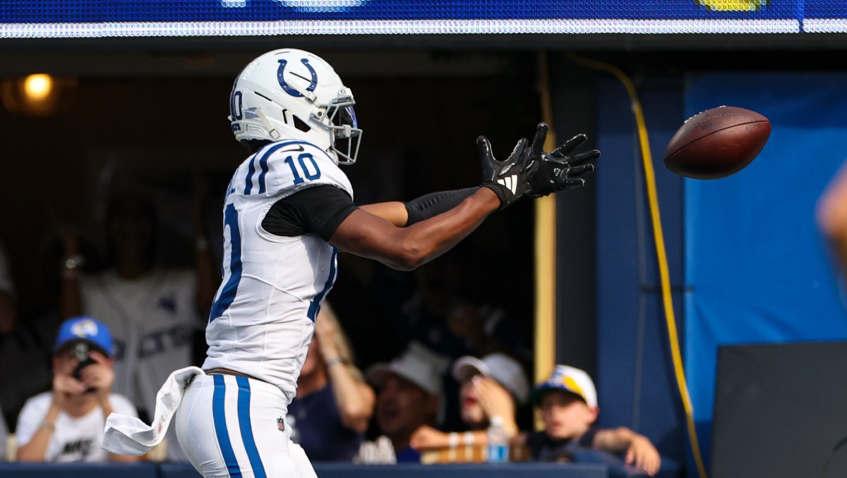 Adonai Mitchell, de los Indianapolis Colts soltando el balón durante un juego ante Los Angeles Rams (AP)