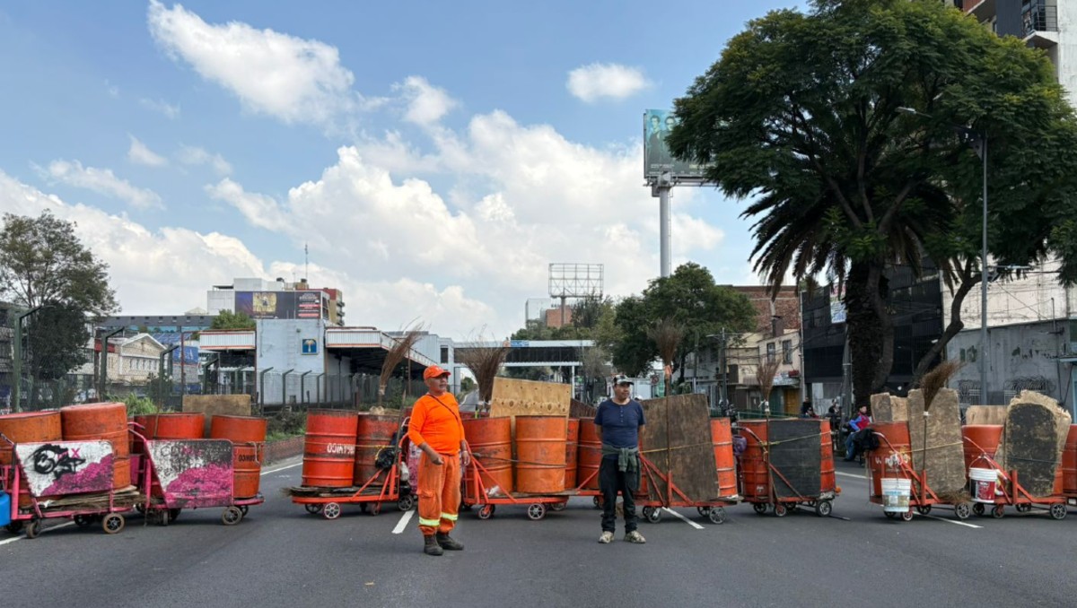 Barrenderos se manifiestan en Calzada de Tlalpan. | Foto: Especial