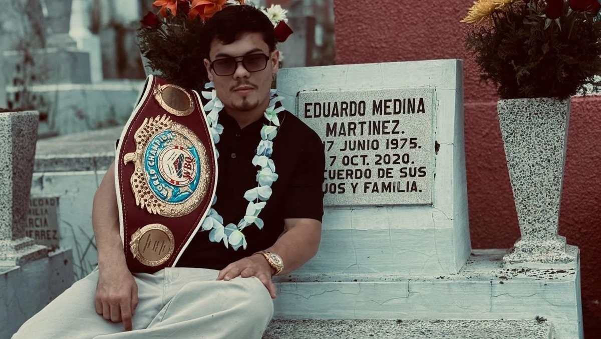 Chispa cumplió su promesa y llevó el cinturón de campeón a la tumba de su padre (Foto: @chispamedina_oficial)