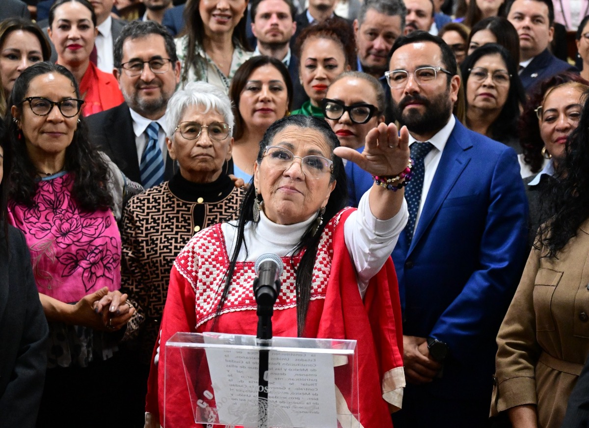 Clara Brugada felicitó y brindó un reconocimiento a Nashieli Ramírez Hernández. (Foto: especial)