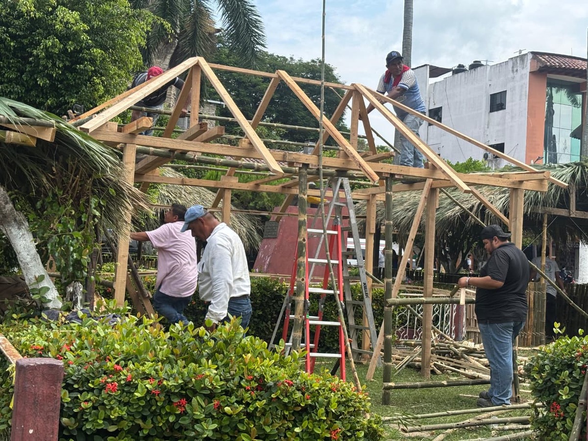 Construyen 14 casitas para el escenario del Xantolo 2025. (Wendy Salazar)