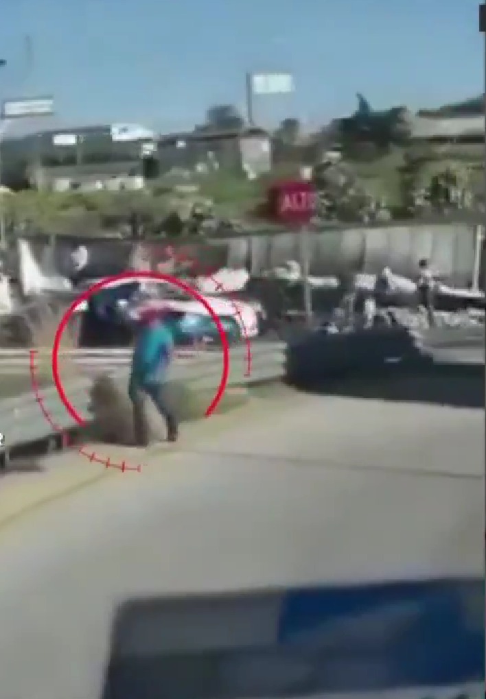 Habitantes roban mercancía tras volcadura.