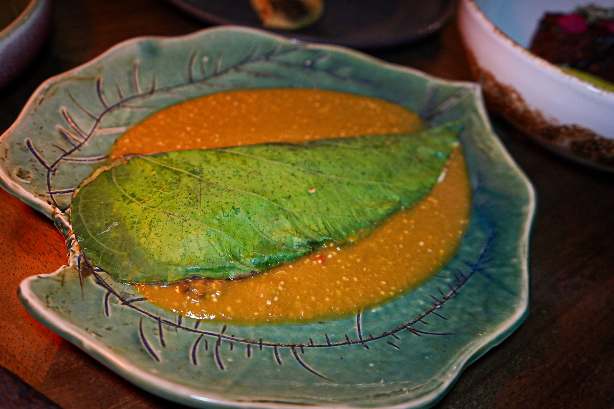 Hoja Santa rellena de quesillo artesanal y queso de cabra, acompañada de una salsa de miltomate con chile meco oaxaqueño. (Leslie Cruz)