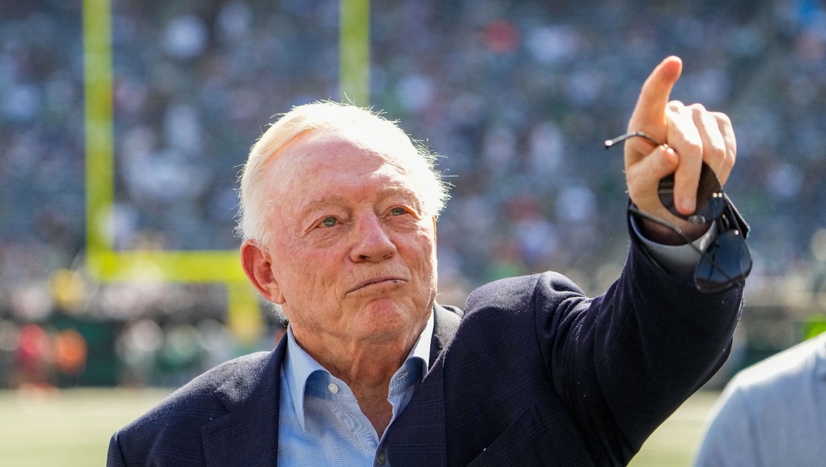 NFL multa al propietario de los Dallas Cowboys por hacer un gesto obsceno contra los rivales (Reuters)