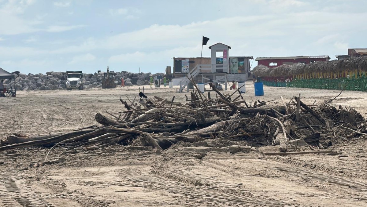 Palizada en playa Miramar. (Mario Juárez)