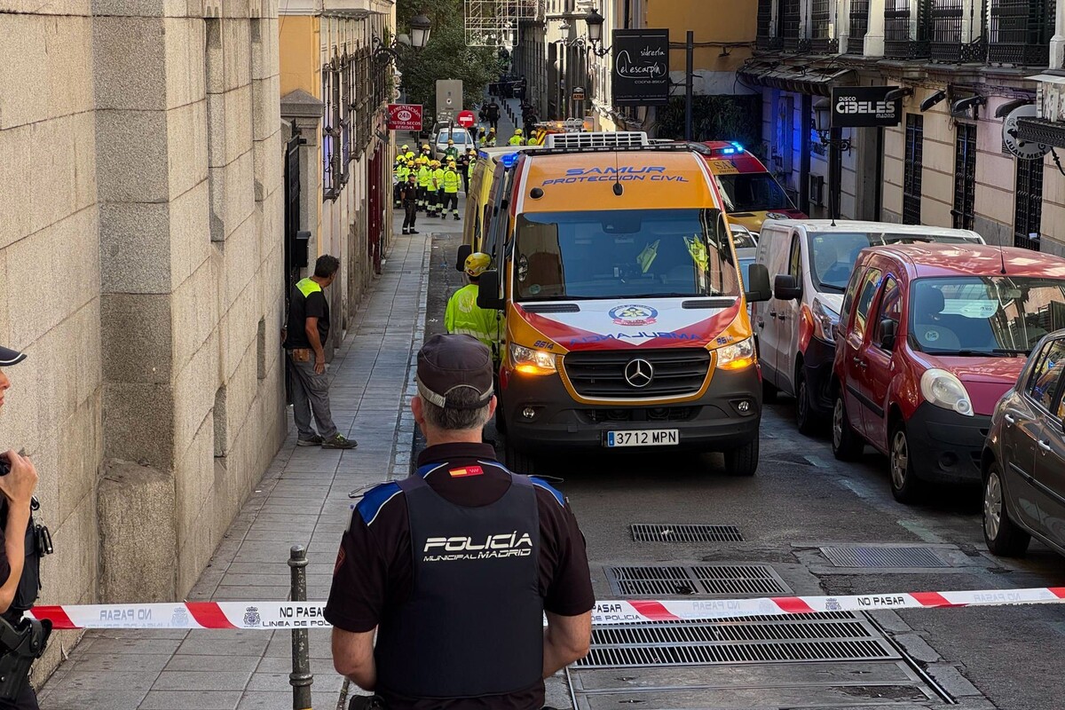 La policía trabaja con drones y perros buscadores para localizar sobrevivientes. | Especial