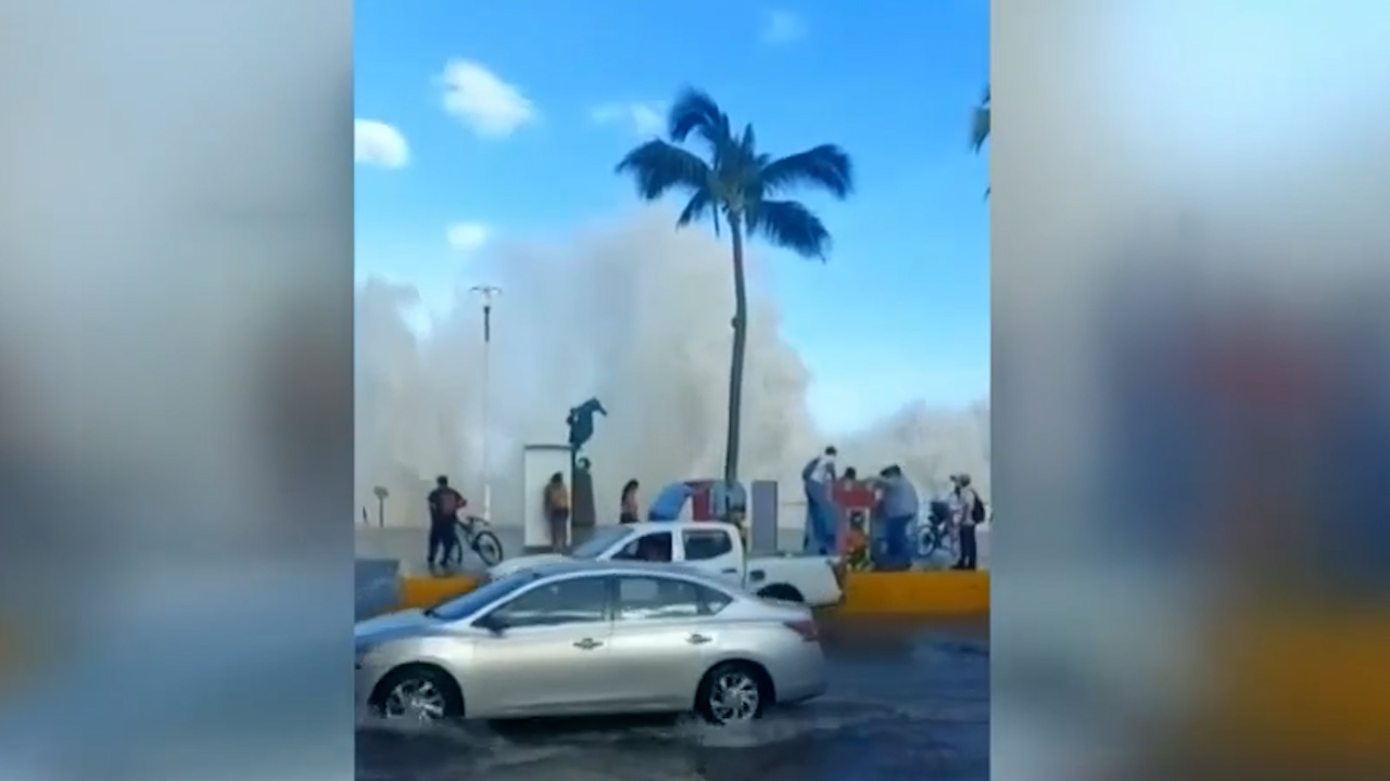 ‘Priscilla’ provoca olas de casi 2 metros en Puerto Vallarta; cierran playas y habilitan albergue