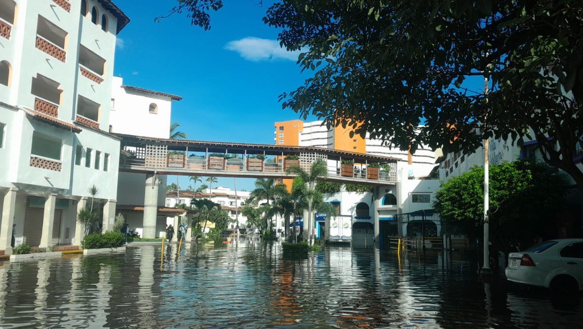 Puerto Vallarta registra inundaciones tras efectos de huracán Priscilla (X Protección Civil Jalisco)
