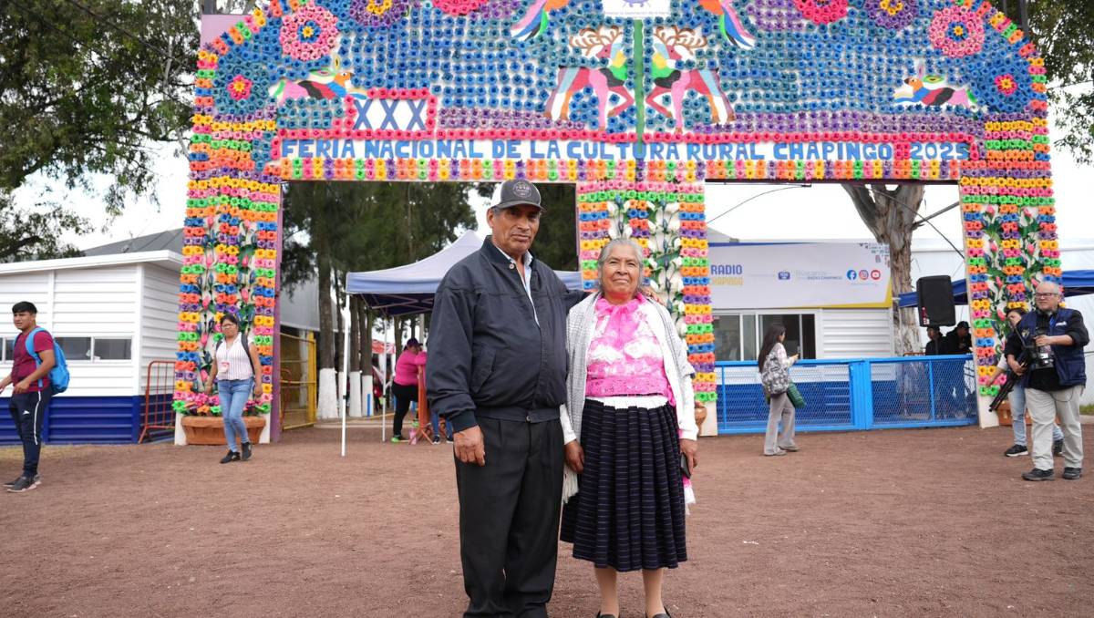 Talento otomí de Temoaya adorna la Feria de la Cultura Rural de Chapingo con arco de flores de madera. Especial