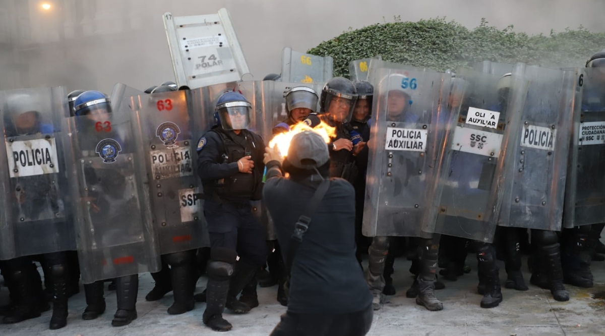 Agresiones contra policías en CdMx durante la marcha del 2 de octubre. | Foto: Javier Ríos