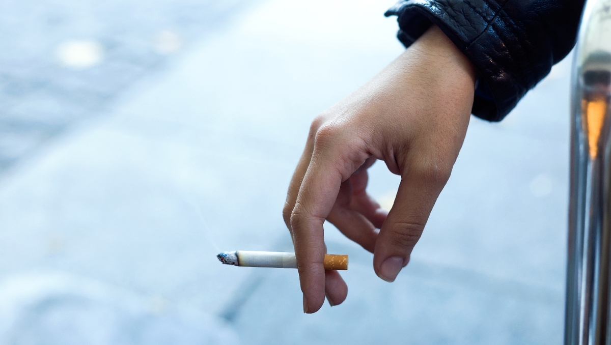 Ese ajuste elevaría el precio promedio de la cajetilla de cigarros de 75 a 135 pesos. | Freepik