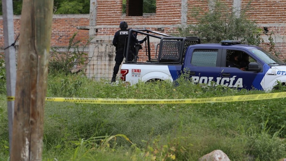 Autoridades localizaron el cuerpo de un hombre embolsado cerca de la Glorieta del Migrante en Apaseo el Alto. | Dany Béjar.