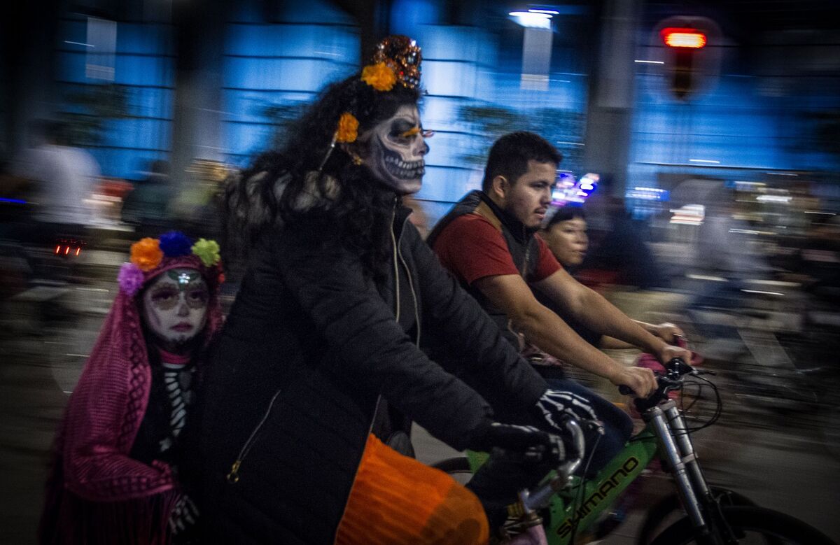 La CDMX se llenará de luces, flores de cempasúchil y catrinas sobre ruedas durante el Paseo Nocturno por Día de Muertos 2025. | Cuartoscuro