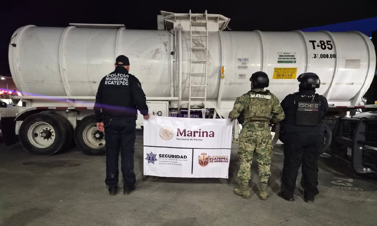 El conductor de la pipa de combustible no logró acreditar la procedencia por lo que fue detenido. Foto: (Especial)
