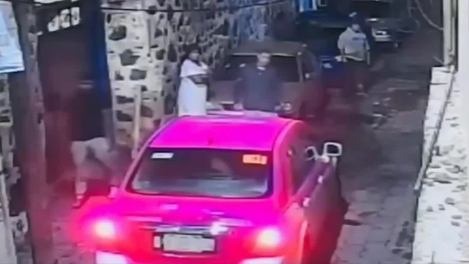 En Coyoacán, un taxista choca y atropella a dos personas tras discusión vial