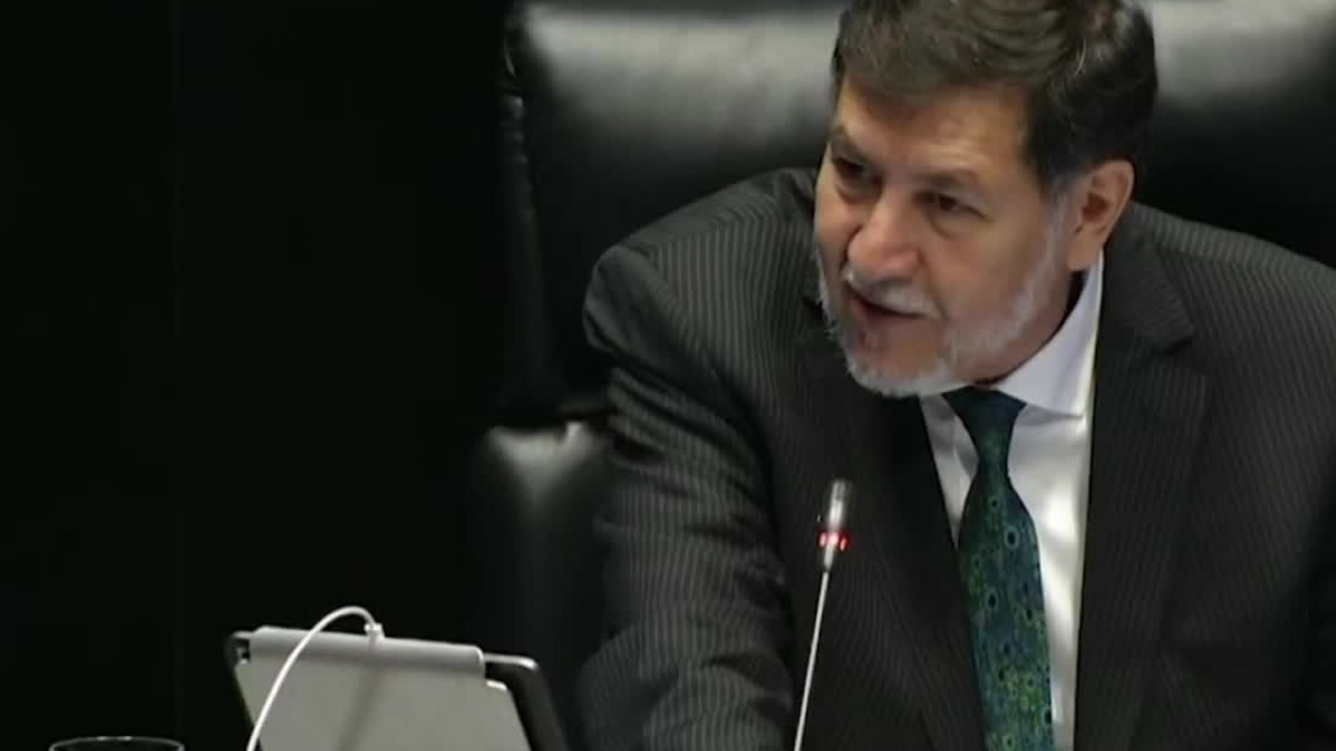"Cuando es necesario, se puede": dice Noroña ante su uso de un avión privado