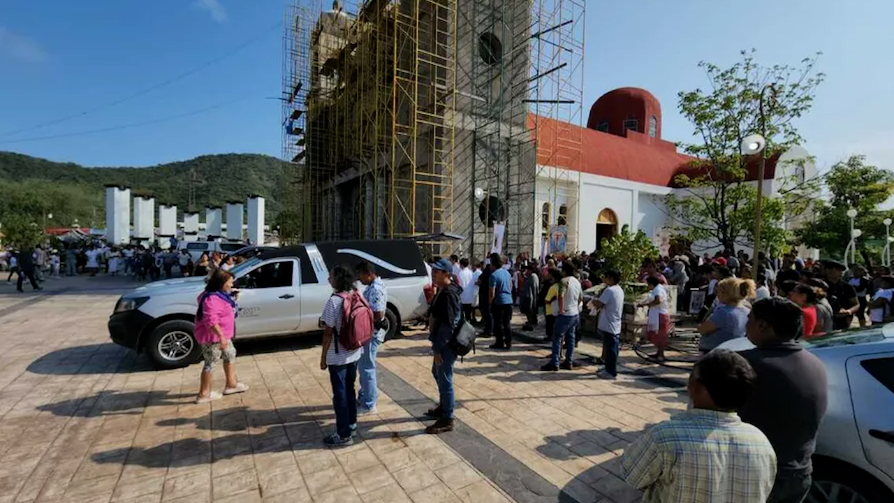 Dan último adiós al padre Bertoldo en la Parroquia de Mezcala