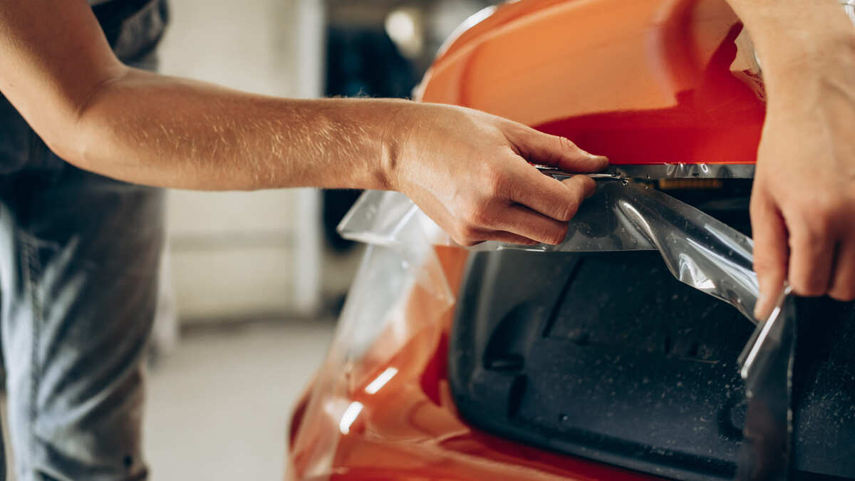 Esta es la multa por usar cubreplacas en tu auto | Freepik