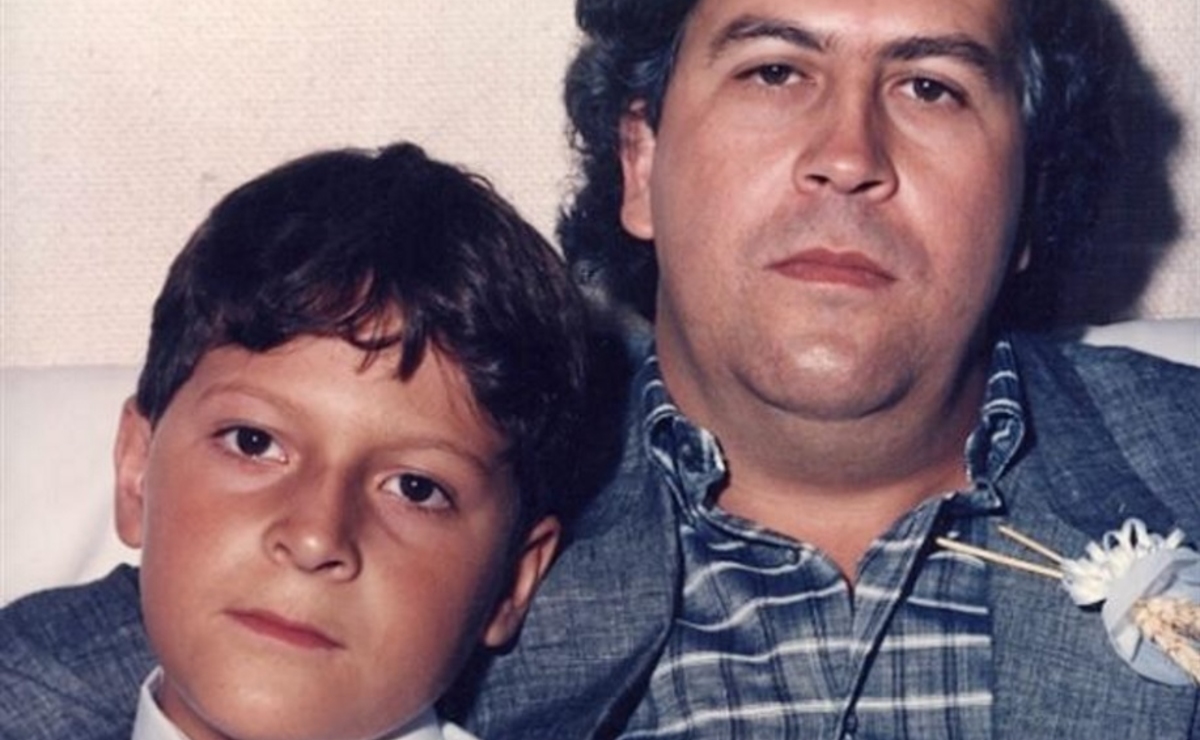 Fotograma del documental ‘Pecados de mi padre’, donde Sebastián Marroquín se reúne con víctimas de su padre, Pablo Escobar. (IMDb)