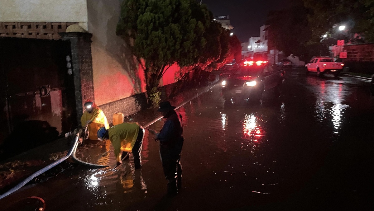 La inundación de vialidades importantes de Cuernavaca provocó que se varios vehículos quedaran varados. | Especial