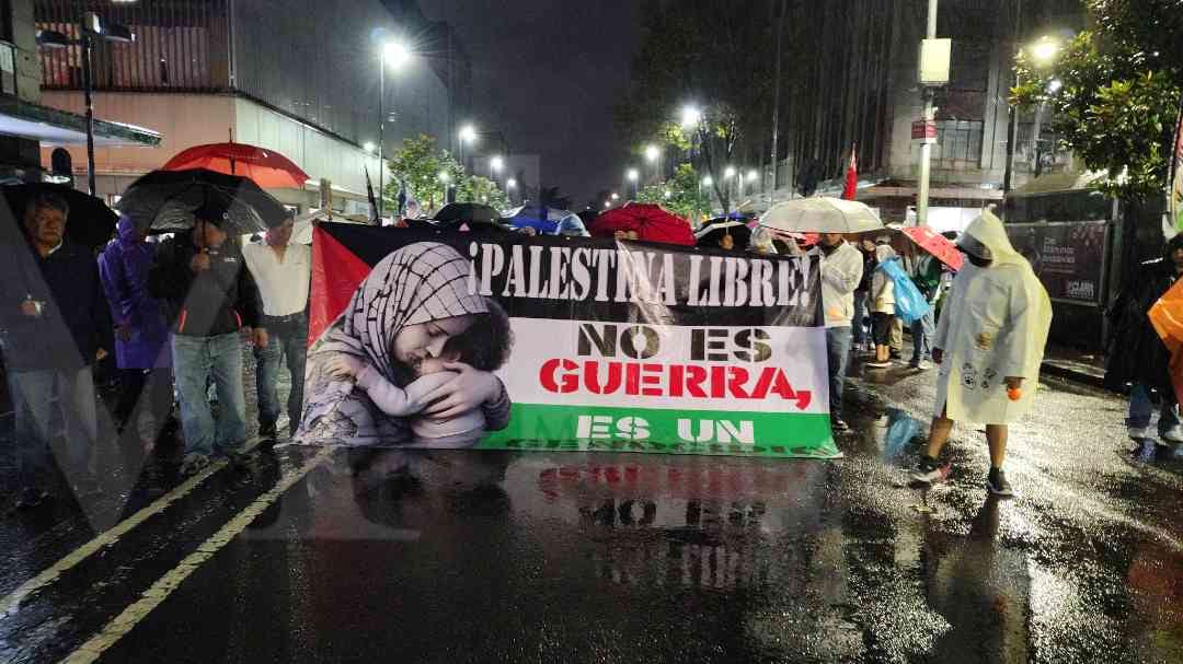 Los manifestantes avanzaron en silencio sobre 20 de Noviembre. (Foto: Jorge Becerril)
