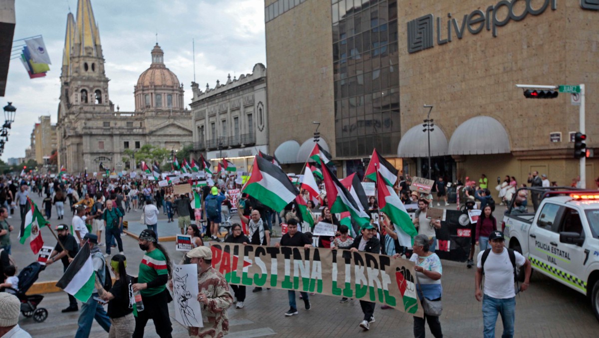 Manifestantes a favor de Palestina salieron del Centro de Guadalajara a dos años del inicio de la guerra (Fernando Carranza)