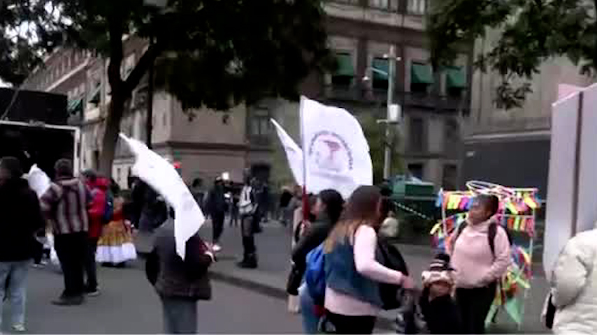 Manifestantes del movimiento antorchista ingresan al Zócalo capitalino exigiendo viviendas, CdMx
