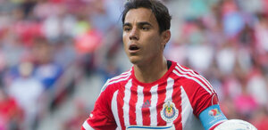 Omar Bravo falla un penal ante Xolos
