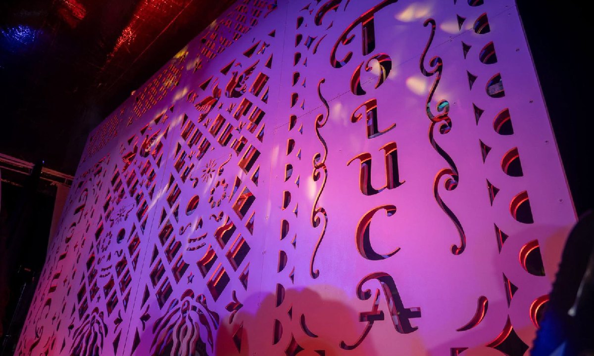 Así es el papel picado más grande del mundo que se inauguró en Toluca. Foto: (Especial)