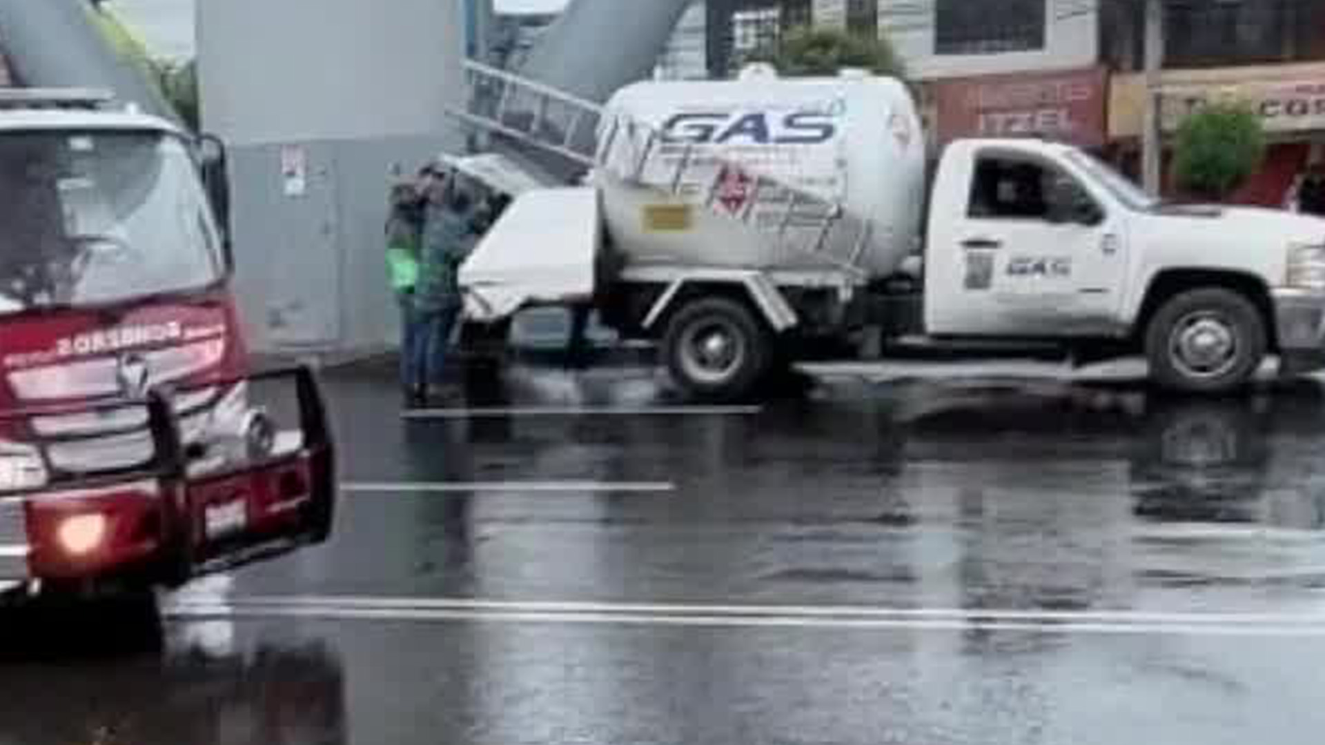 En Tláhuac, bomberos controlan una fuga de gas LP tras choque de una pipa