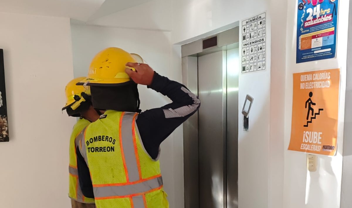 En Torreón, bomberos rescatan a hombre que quedó atrapado en elevador. (Especial)