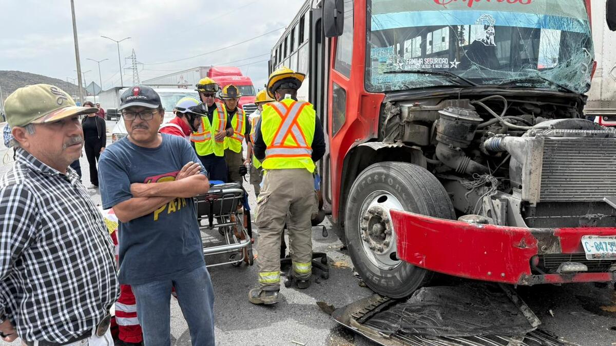 El accidente ocurrió cuando un tráiler presuntamente invadió el carril contrario e impactó de frente a una combi con al menos 20 pasajeros.| Especial