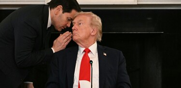 Así fue el momento en el que Trump se enteró de la firma del acuerdo de paz. | AFP