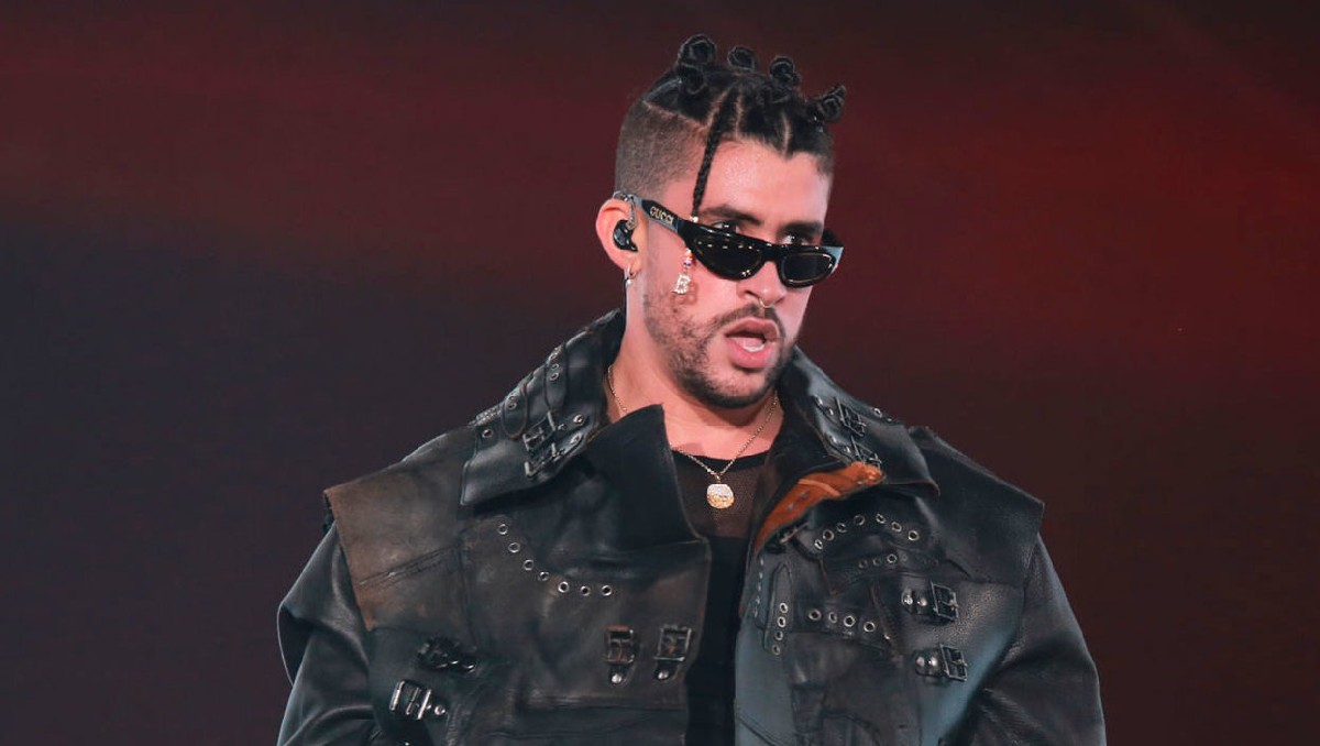 Bad Bunny causa polémica por quedarse sentado durante “God Bless America”