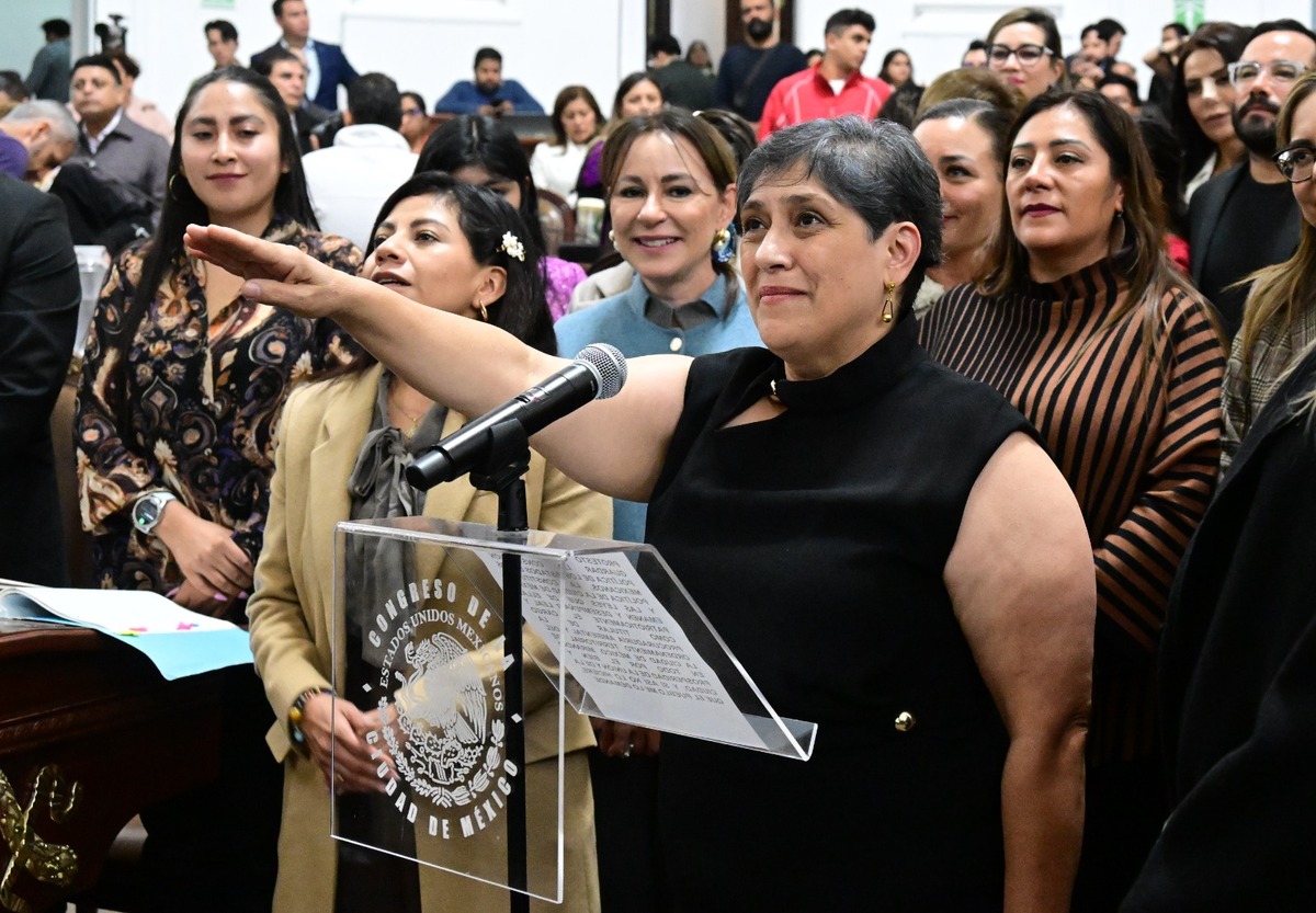 La bióloga Mónica Vietnica Alegre González rindió protesta este jueves.