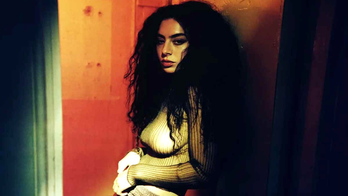 Charli XCX estrena primer tráiler de su película 'The Moment' con A24