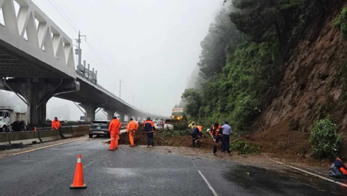 Equipos de emergencias laboran en la remoción de tierra a la altura de San Lorenzo Acopilco. Foto: (Especial)