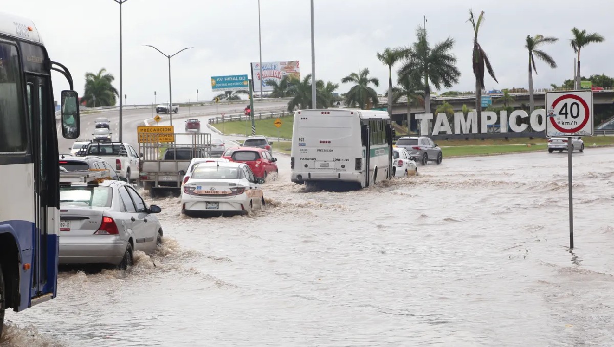Las fuertes lluvias dejaron sin fin de encharcamientos en Tampico. (Yazmín Sánchez)