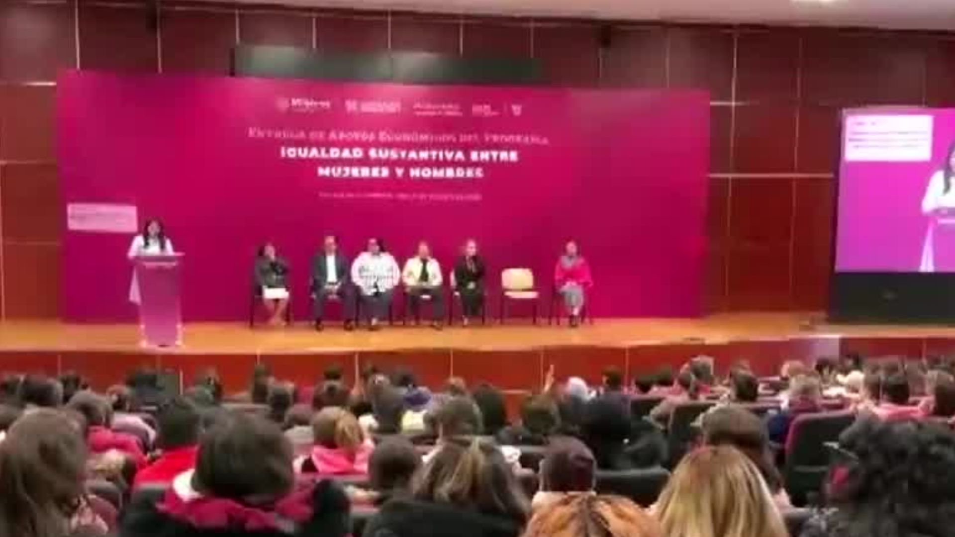 El gobernador de Hidalgo, Julio Menchaca, encabeza la entrega de programas de ayuda económica