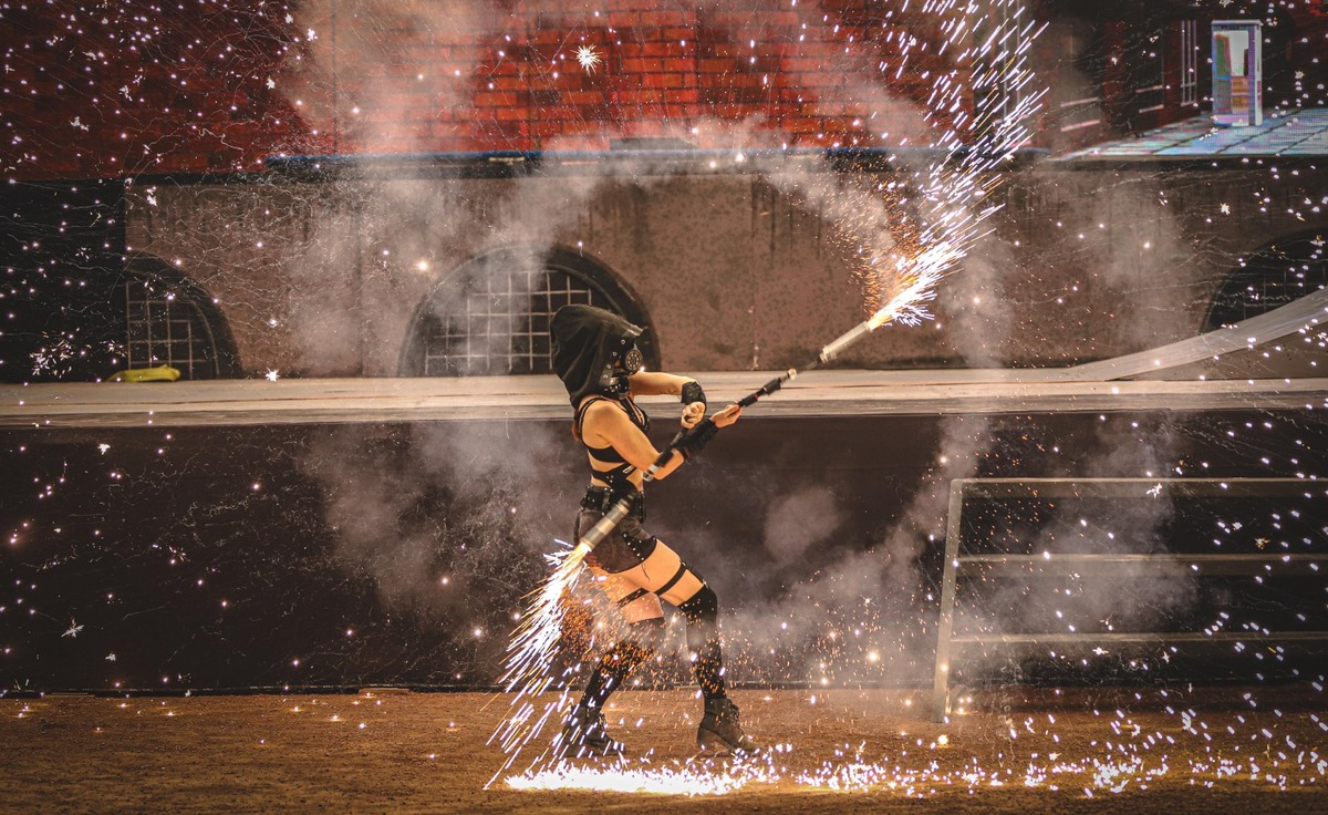 Gravity combina acrobacias, danza urbana y tecnología en una experiencia inmersiva. (Cortesía)