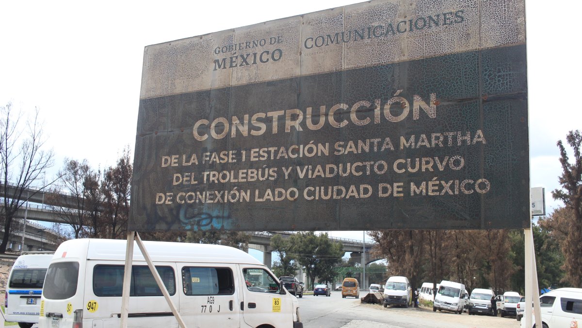 Letrero de la Secretaría de Comunicaciones y Transportes quemado por la explosión en el Puente de la Concordia | Baruc Mayen