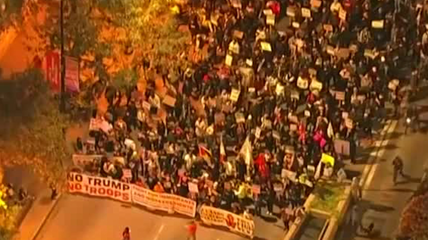 Manifestantes marchan en contra de la guardia nacional en las calles de Chicago