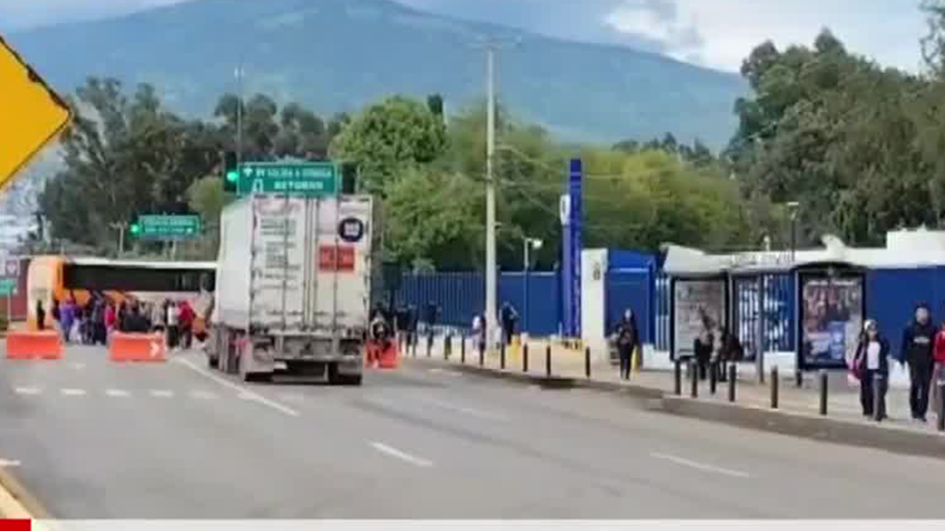 En Michoacán, normalistas toman dos tráileres y autobuses