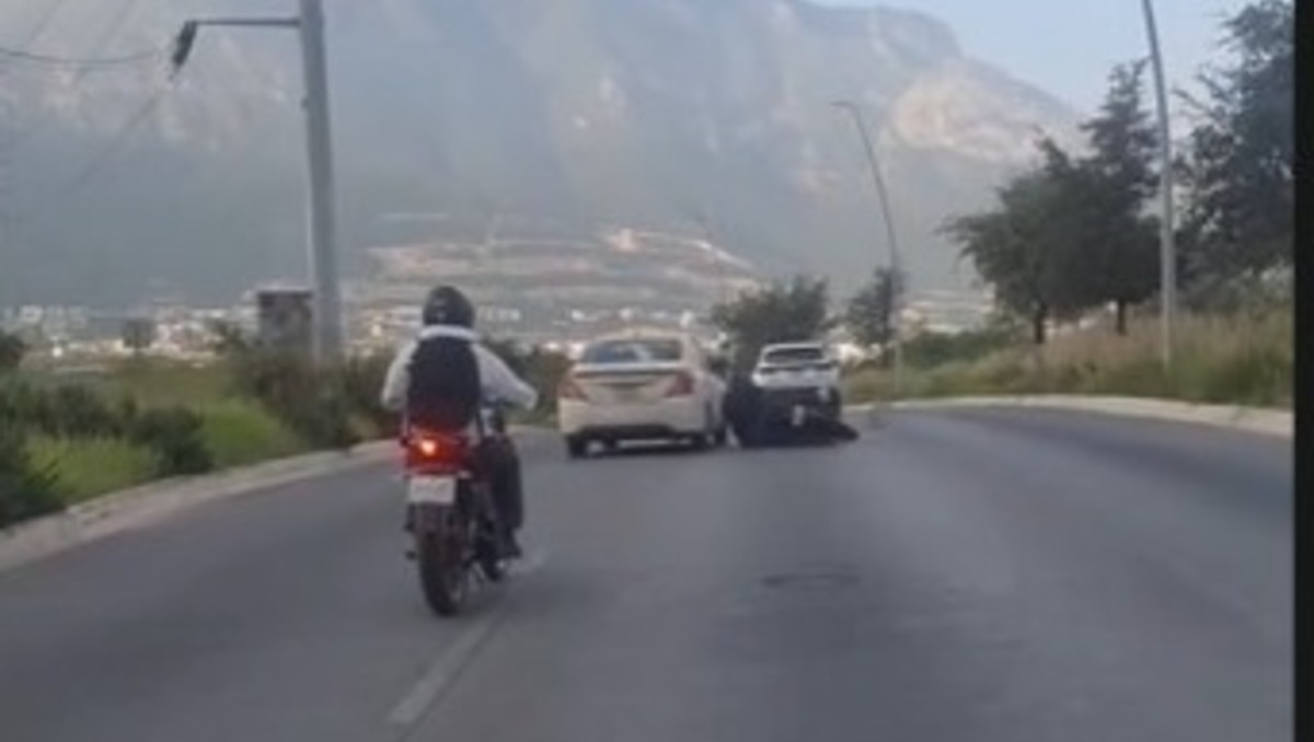 Motociclista denuncia a taxista que lo chocó en San Pedro. Foto: Especial