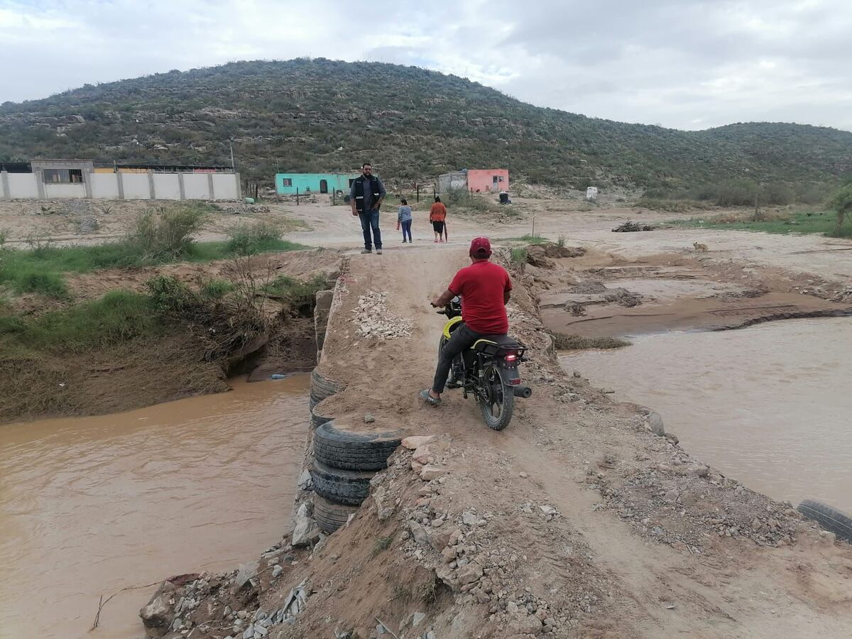 En Nazareno, habitantes construyen puente improvisado en el Aguanaval. (Especial)