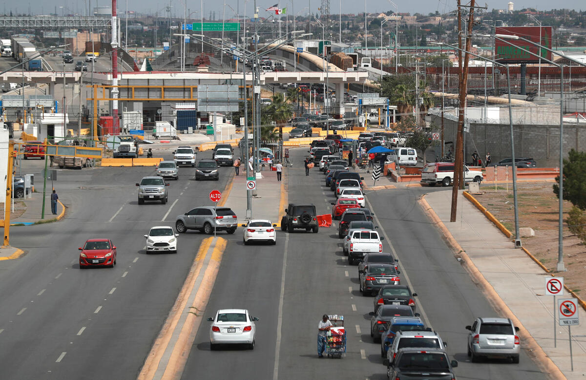 Personas hacen fila en sus vehículos en el puente Internacional Córdova de las Américas para cruzar a EU | EFE