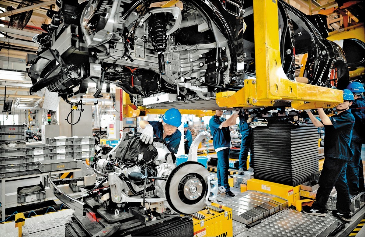 Por qué los grupos automotrices se vuelven a enamorar de la gasolina