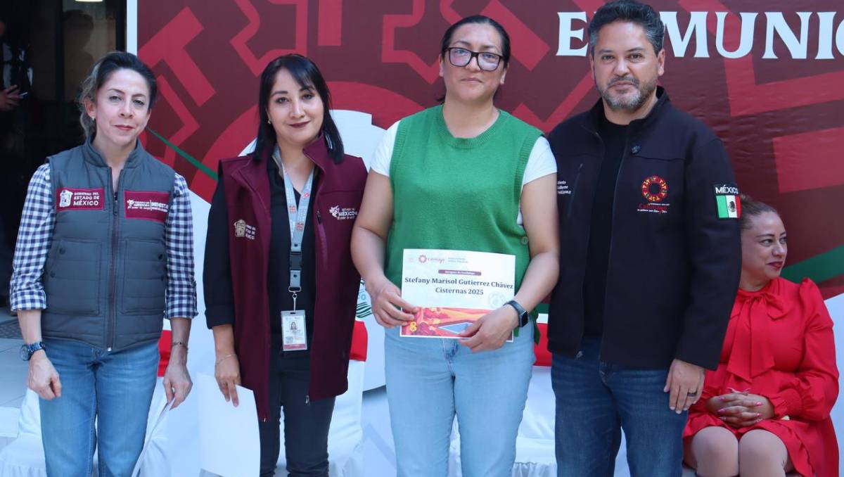 El presidente municipal de Calimaya Omar Sánchez, realizó la entrega de cisternas. Especial