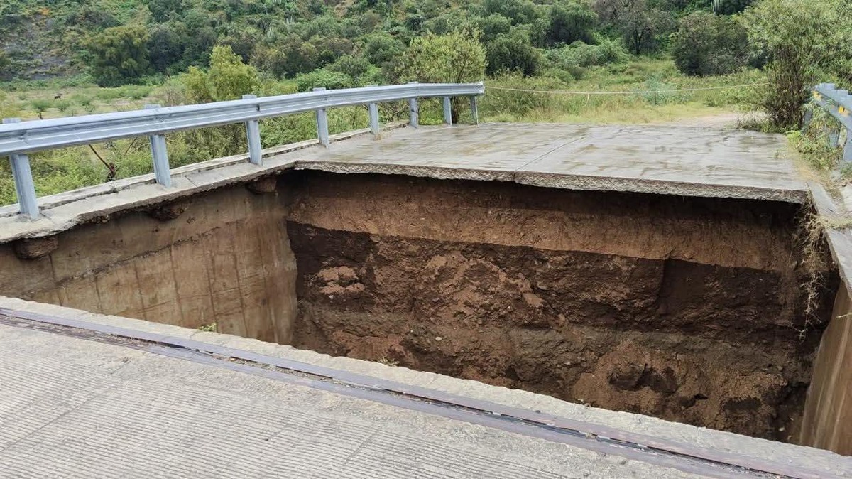 El puente de San Sebastián en Huasca colapsó parcialmente tras las fuertes lluvias.