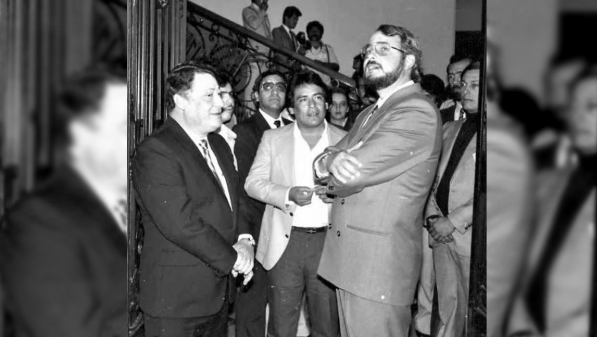 Raúl Padilla, rector entrante, frente a Enrique Javier Alfaro, el 1 de abril de 1989. (CORTESÍA)